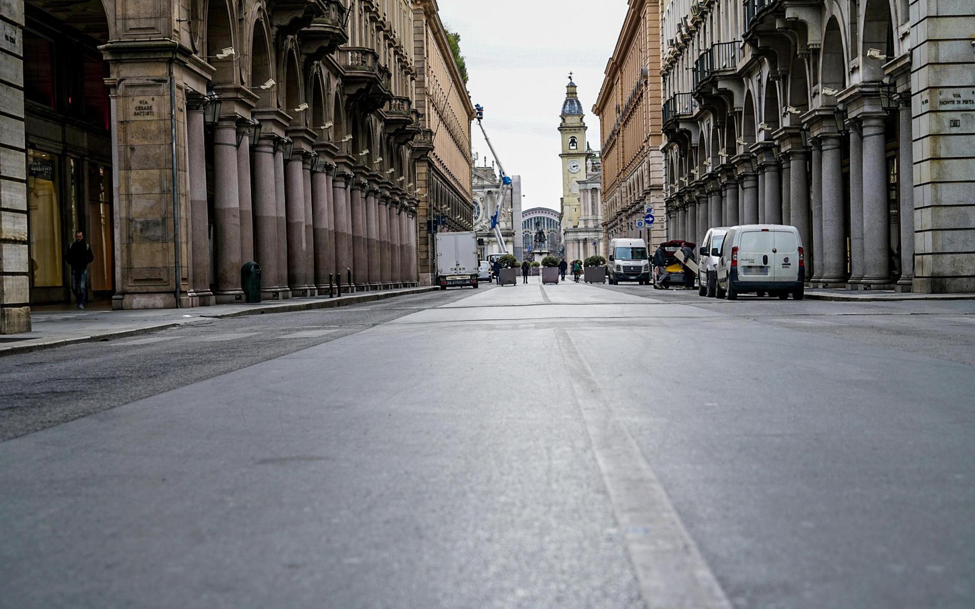Lege straten in Noord-Italië, zoals hier de Via Roma in Turijn, uit angst voor het coronavirus. 