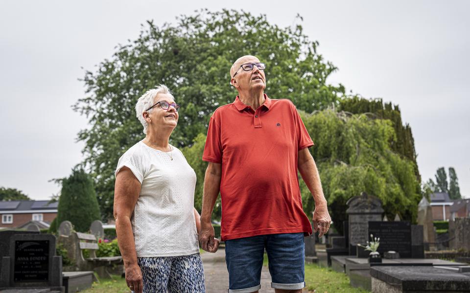 Janneke Schuitema en haar man. In het centrum van Eelde ervaren bewoners al lange tijd flinke overlast van tientallen tot honderden kraaien rondom de Oude Begraafplaats en de Dorpskerk. 