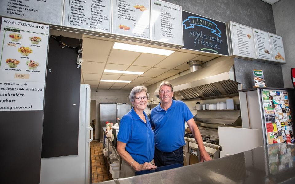 Jantje en Gerrit Bos van Snacktaria De Vijver in Nieuw-Buinen wilden half december met pensioen, maar door de hoge gasprijzen stoppen ze er nu al mee.