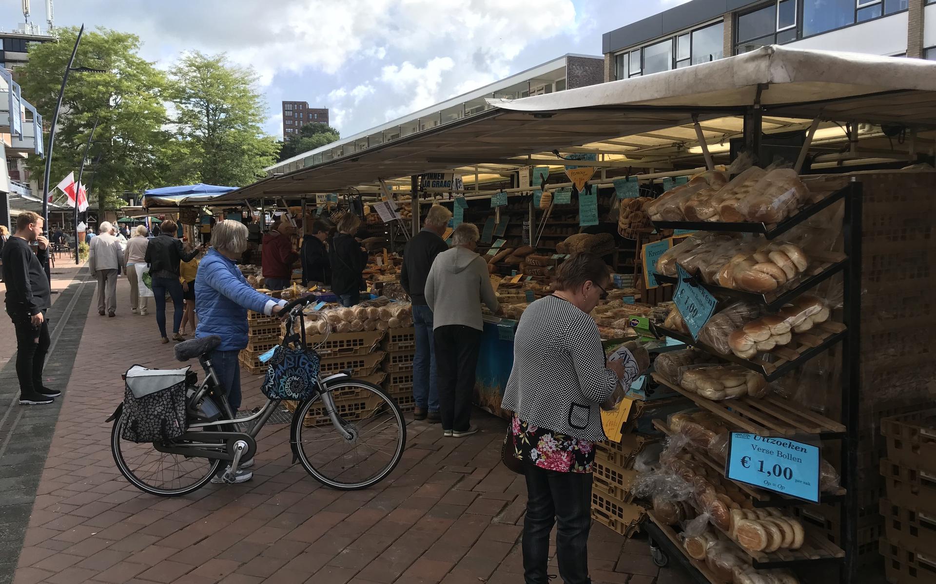 De weekmarkt in Stadskanaal bestaat deze maand 70 jaar. Op de foto de kraam van Bakker Hofstede uit Dalfsen. Deze bakkerij staat al 60 jaar op de markt in Stadskanaal.