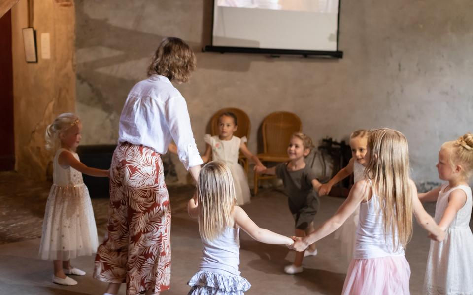 Molenvoorstelling van dansschool 'Out of control' in Gieten. 