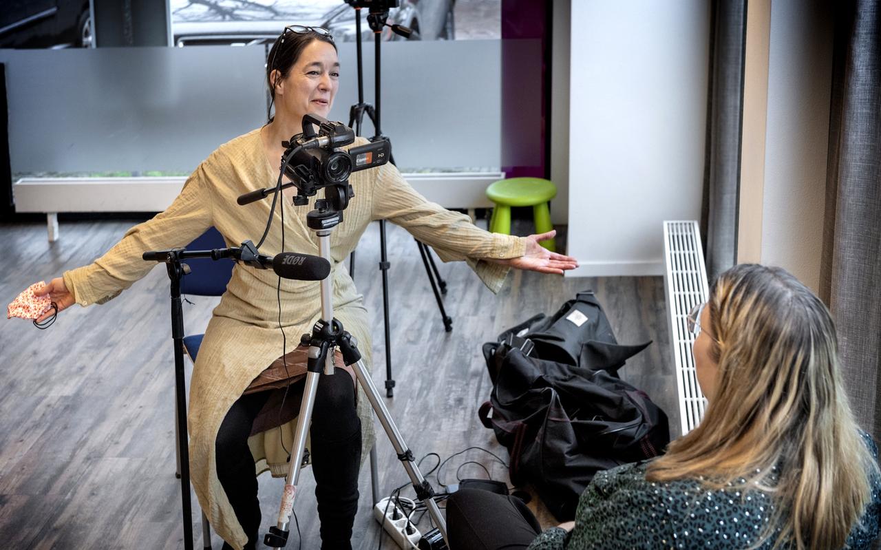 Niene Tammenga vertelt haar verhaal aan theatermaakster Betsy Torenbos, die de interviews gaat verwerken in een documentairefilm. Niene Tammenga vertelt haar verhaal aan theatermaakster Betsy Torenbos, die de interviews gaat verwerken in een documentairefilm.