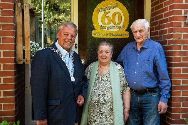 Johannes en Anje uit Winschoten stapten na vier jaar verkering en vier jaar verloving in het huwelij