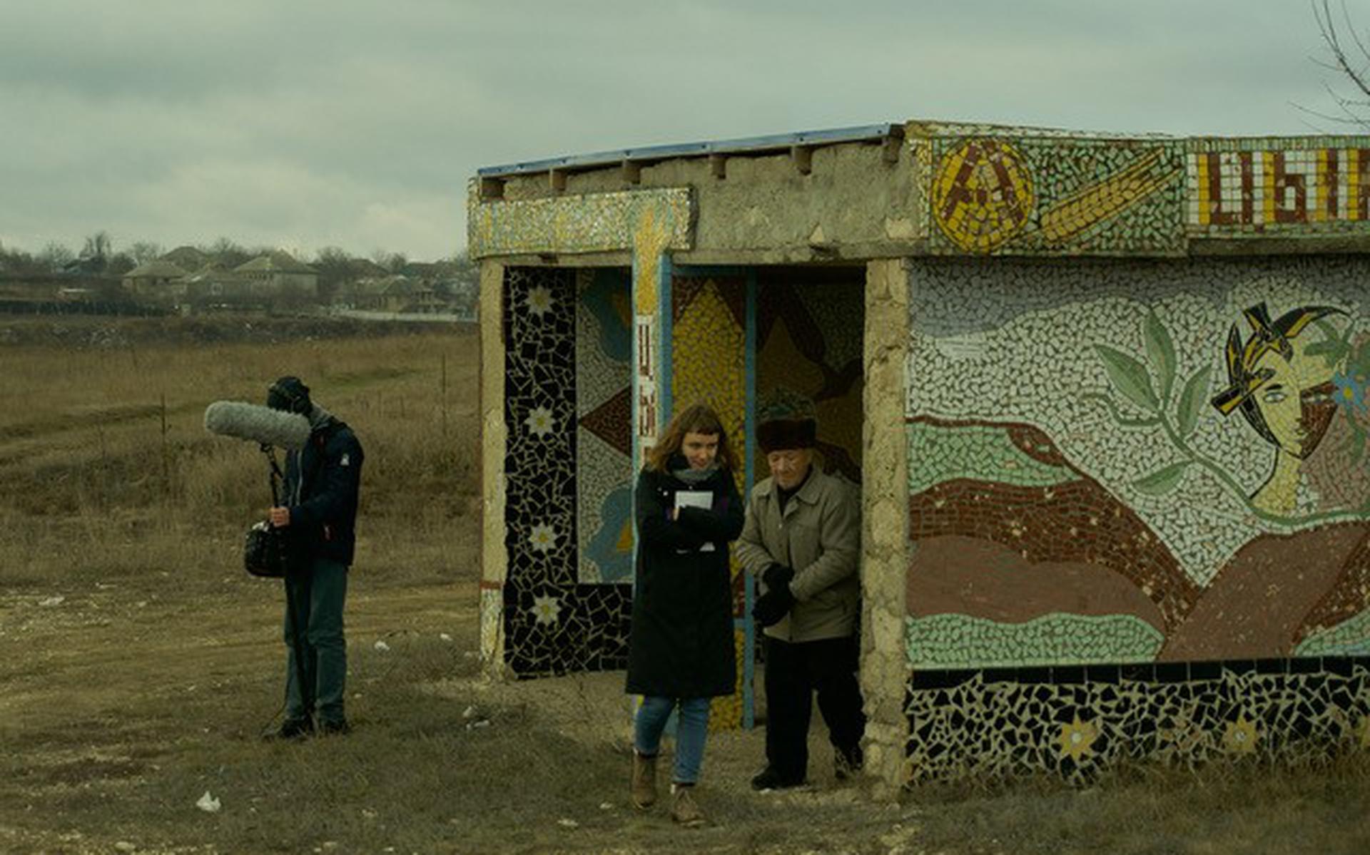 Een filmdag in Moldavië. Marina Sulima praat met haar opa, tevens acteur in haar film.