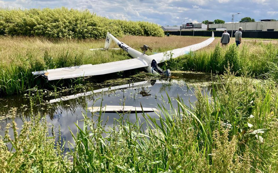 Het gecrashte zweefvliegtuig, met de neus in de sloot langs de Vliegveldweg in Hoogeveen