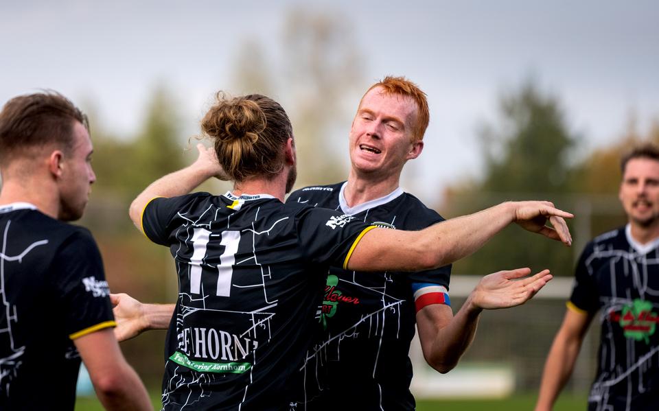 Westerkwartier-topscorer Willem Pieter Wouda valt na een doelpunt teamgenoot Chris Leekstra in de armen. 