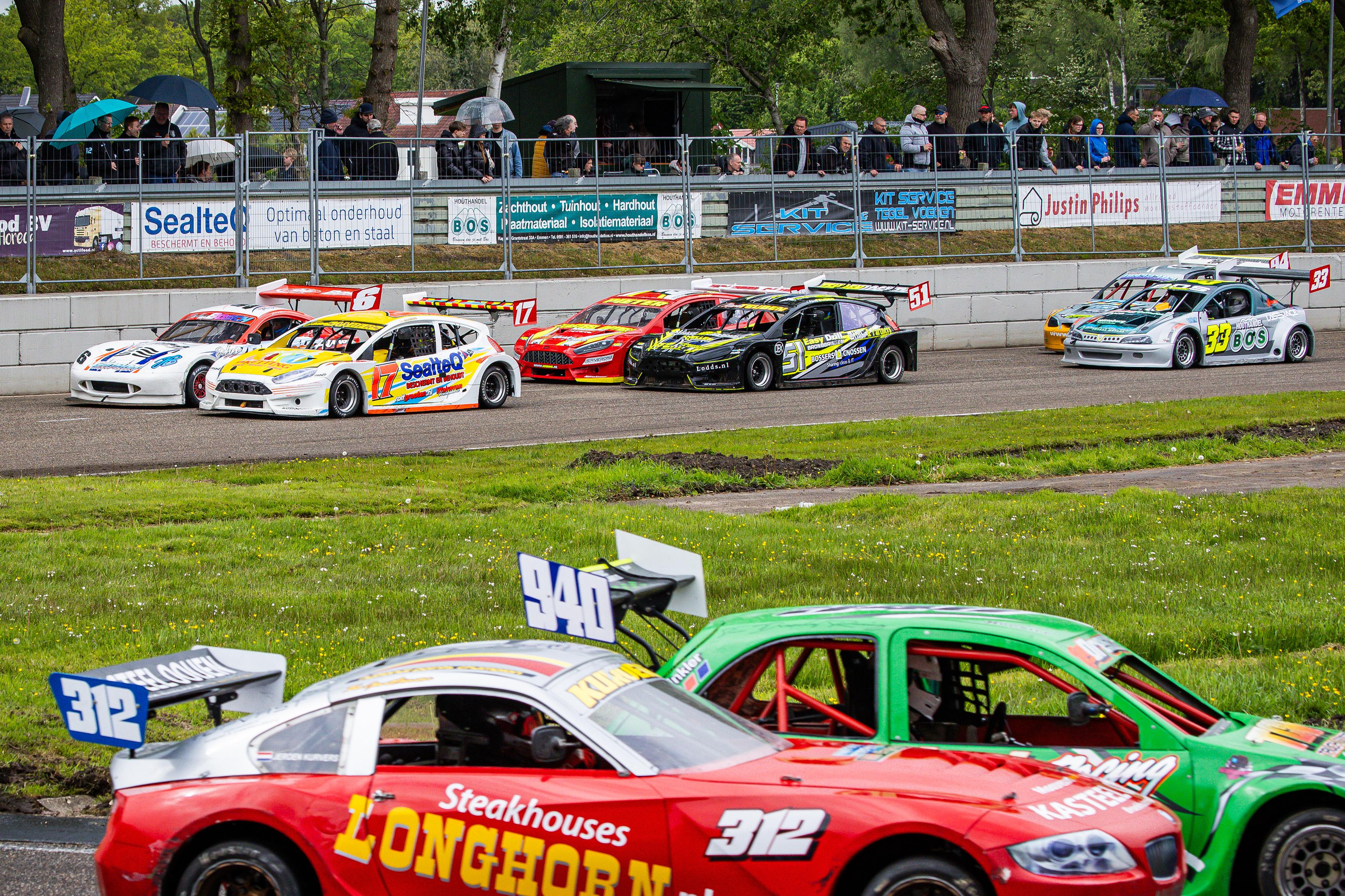 Slimme Johan Sanders troeft concurrentie af op razendsnel circuit in Ter Apel. ‘Beetje te glad om ri