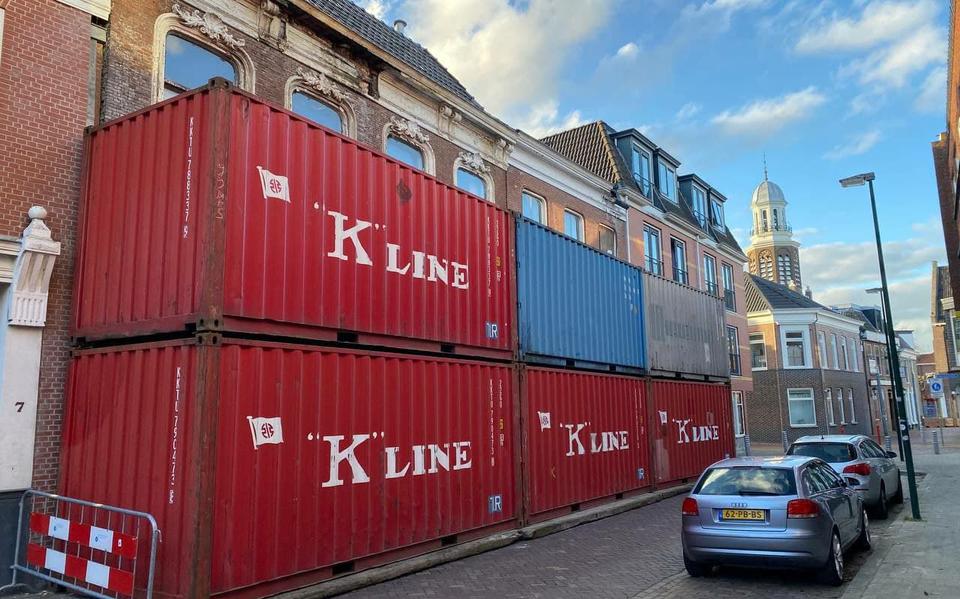 De constructeur constateerde in maart een acuut onveilige situatie, omdat de voorgevels van Blijhamsterstraat 5 en 5a naar voren helden.  