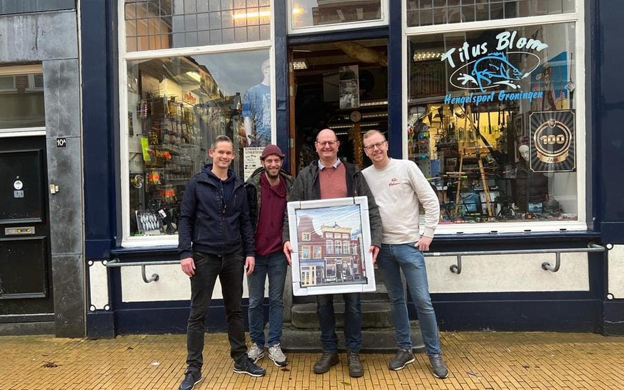 Titus Janzen (met schilderij) voor de winkel van Titus Blom Hengelsport in Groningen. Titus Janzen (met schilderij) voor de winkel van Titus Blom Hengelsport in Groningen.