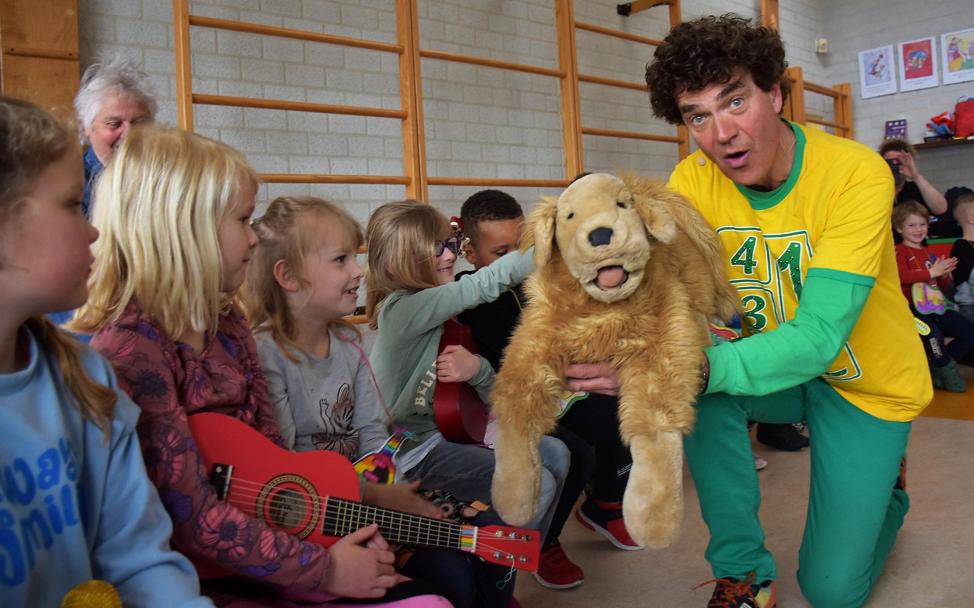Kinderpopster Dirk Scheele heeft ook veel fans in Nieuw-Weerdinge.