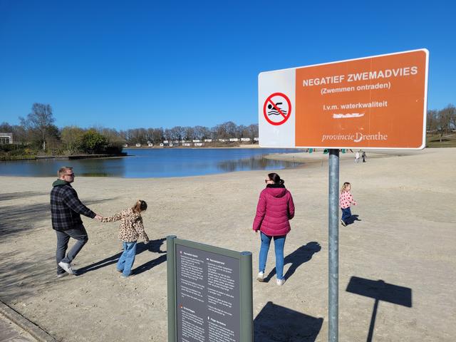 Negatief zwemadvies bij recreatiepark Hunzedal blijft staan: ‘Maar vijver is al jaren schoon’, zegt 
