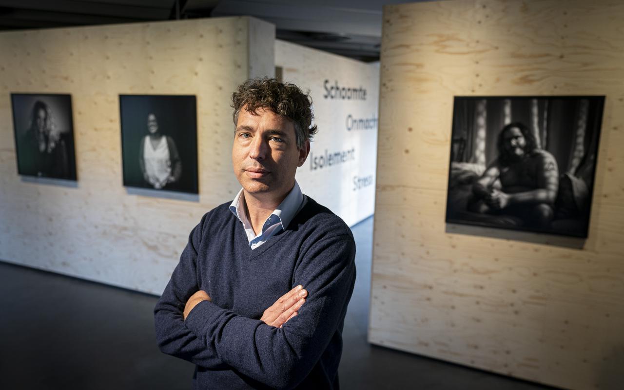 Fotograaf Dirk-Jan Visser bij zijn tentoonstelling 'Tegenspoed, verhalen over armoede' in het Gevangenismuseum. 