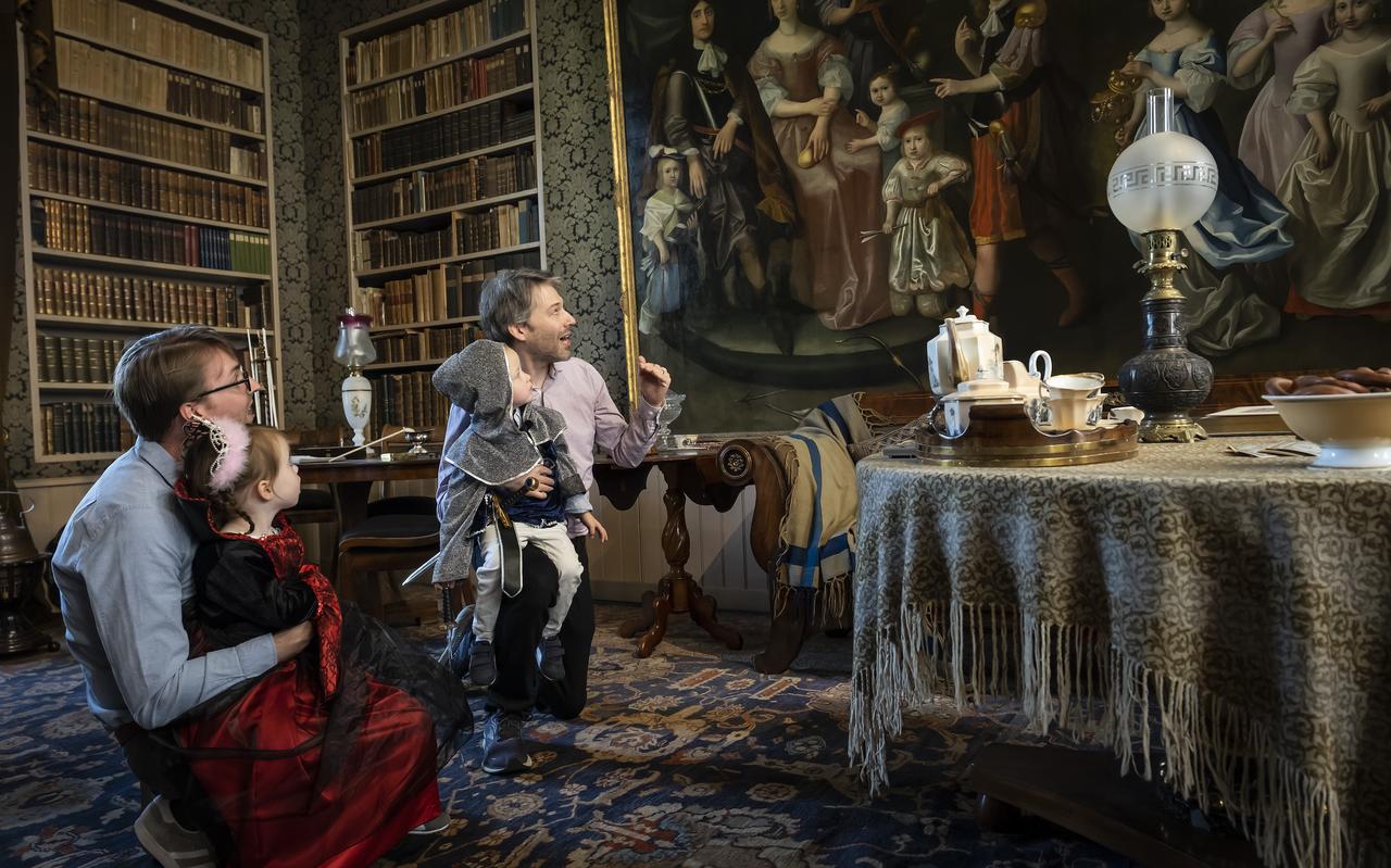 Bartholt Tjarda van Starkenborgh Bloomfield-Clagett (links) en zijn man Adam Bloomfield-Clagett bekijken met hun kinderen Lila en Silas het schilderij van hun voorouders. Bartholt Tjarda van Starkenborgh Bloomfield-Clagett (links) en zijn man Adam Bloomfield-Clagett bekijken met hun kinderen Lila en Silas het schilderij van hun voorouders.