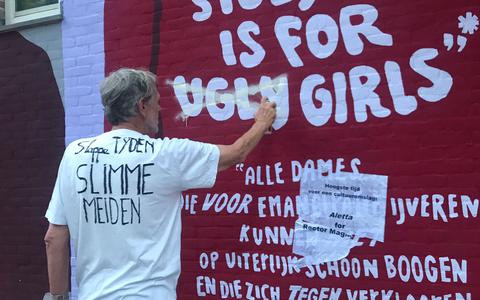 Actiegroep Slappe tijden, slimme meiden protesteert tegen tekst bij muurschildering Aletta Jacobs. 
