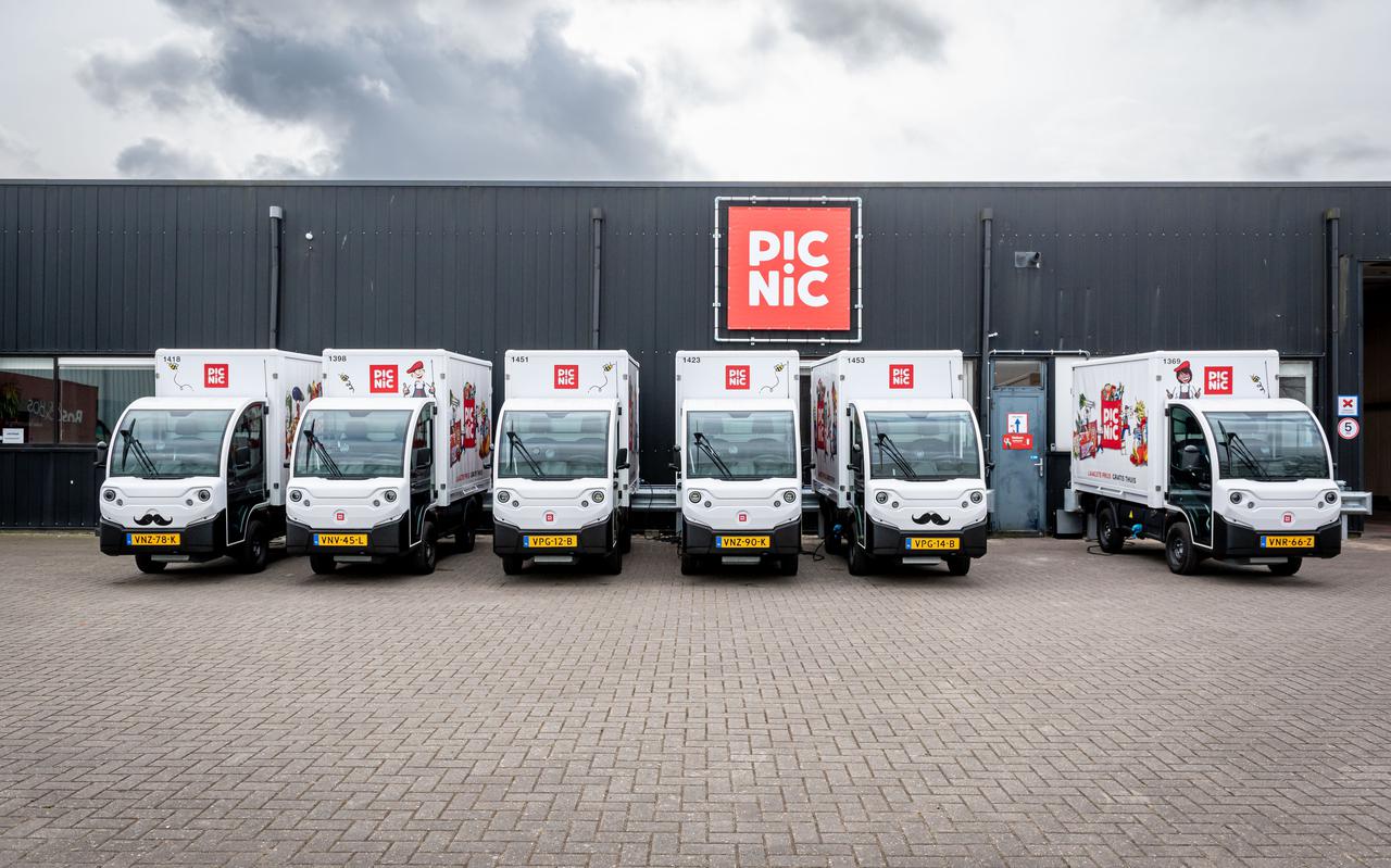 Het elektrische wagenpark van Picnic in Groningen. Over enkele weken wordt er ook bezorgd in grote delen van Oost-Groningen.