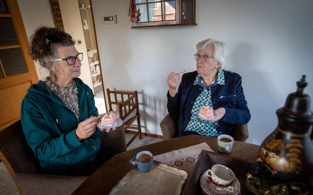 Grietje Pot (links) op bezoek bij Harmptje Wollerich voor een 'bakkie met gebakkie' in de Week tegen Eenzaamheid. 