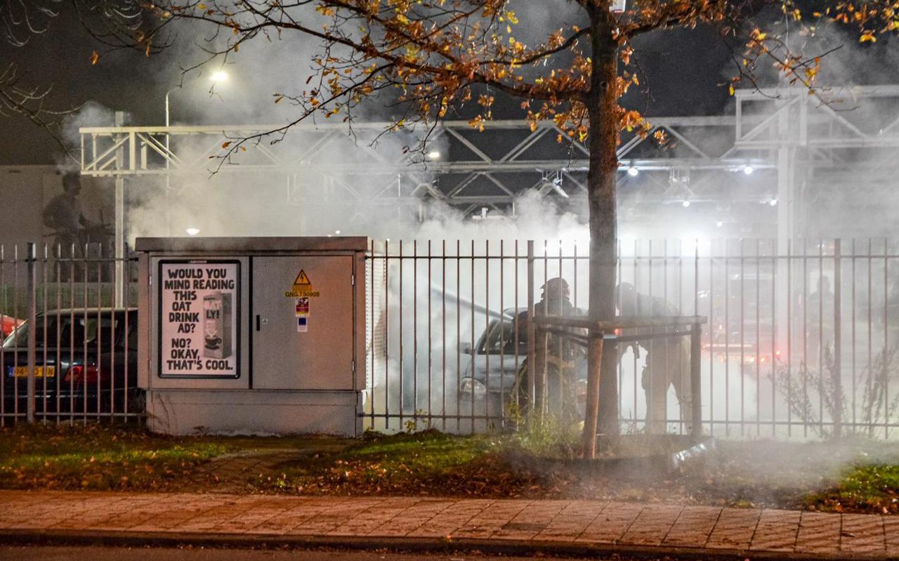 De brandweer blust een transformatorhuisje bij de stalling van Qbuzz aan de Peizerweg in Groningen. Volgens het bedrijf zit de helft van de circa 60 oplaadplekken zonder stroom.