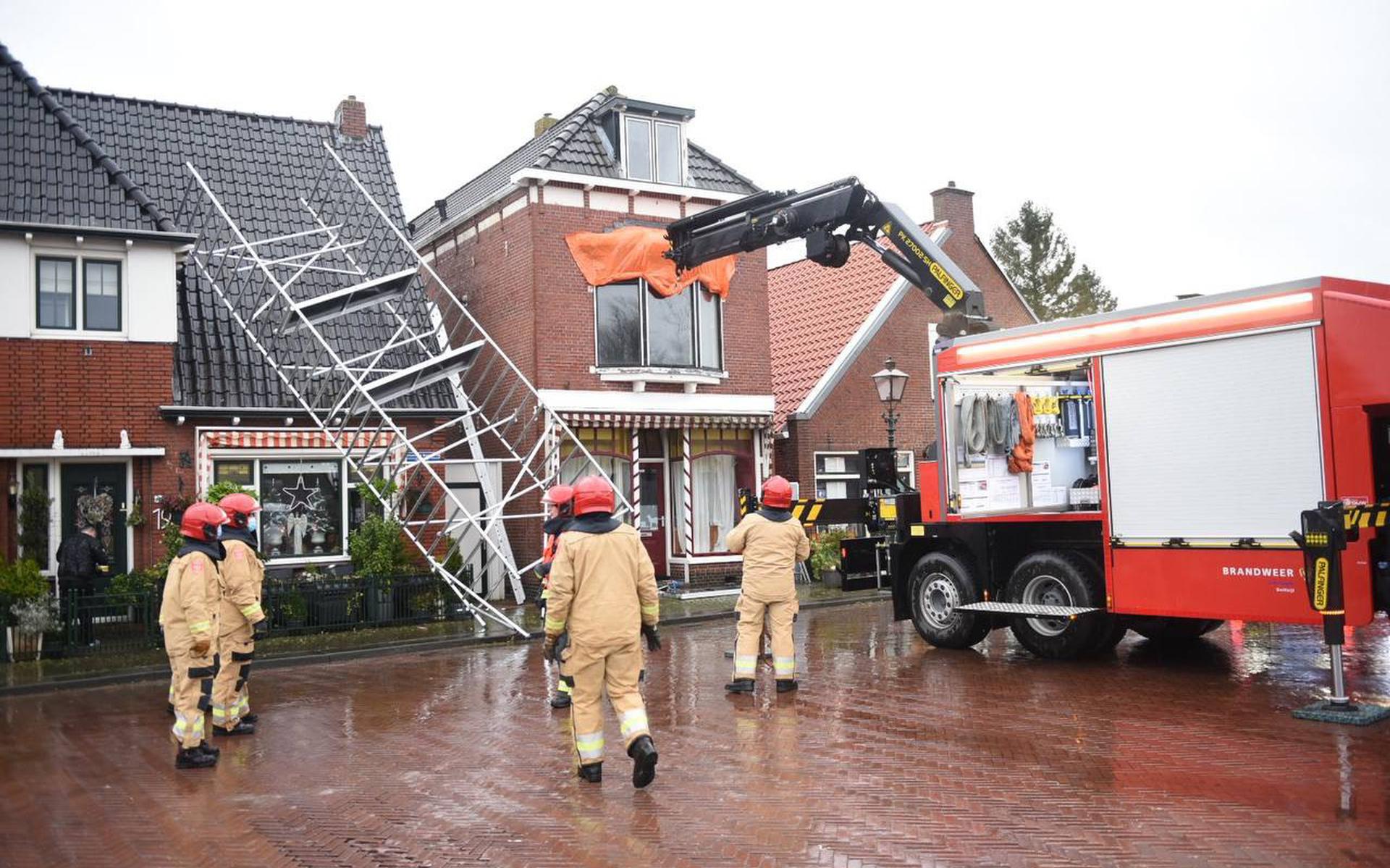 Omgewaaide Bomen, Takken Op De Weg En Auto-ongelukken: Schade Door ...