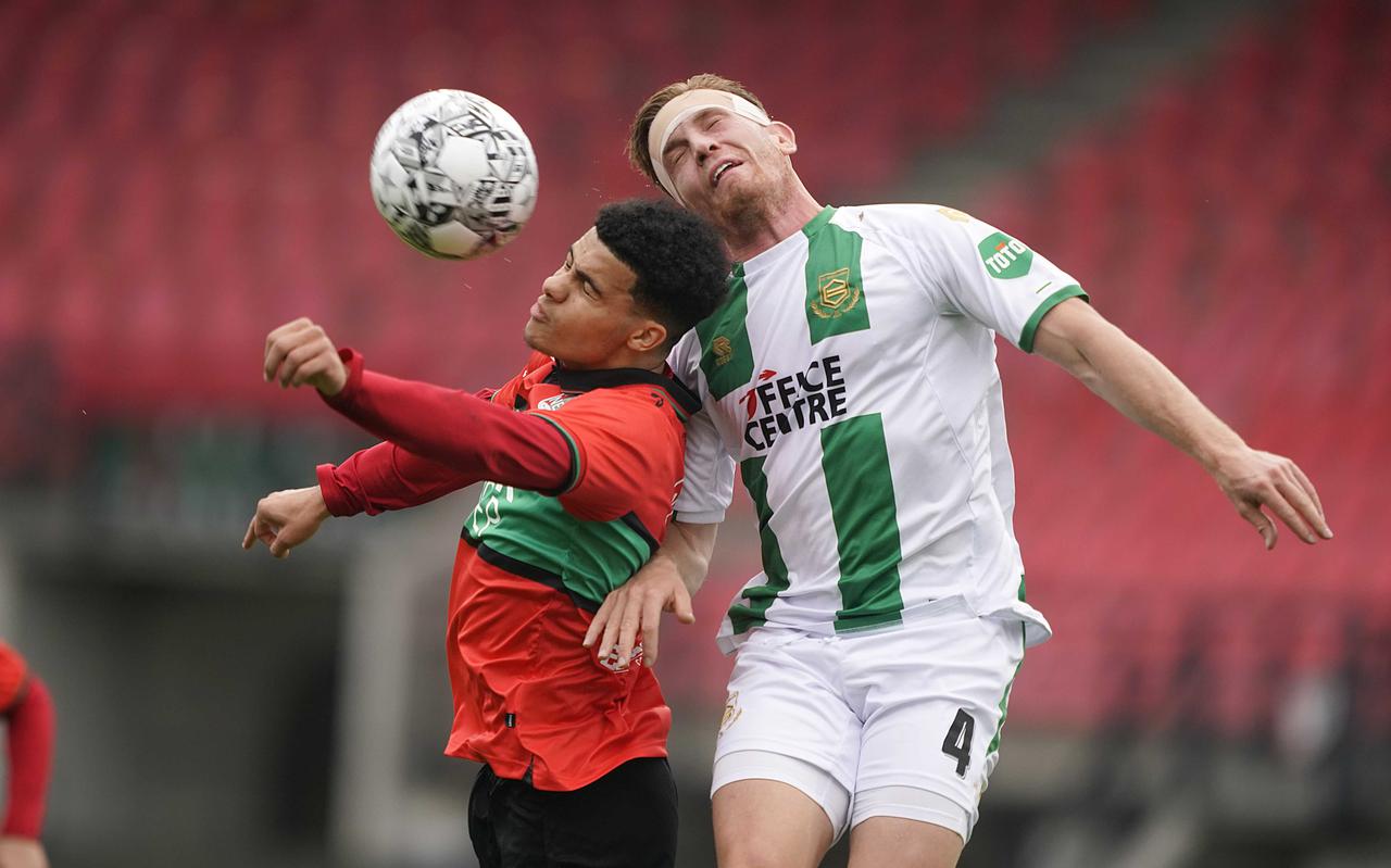 Wessel Dammers namens FC Groningen in duel met Elayis Tavsan van NEC voor de lege tribunes van De Goffert.