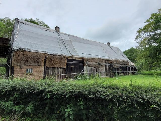 Wat is er aan de hand met deze monumentale boerderij in Schoonebeek? ‘Niemand is blij dat het zo sta