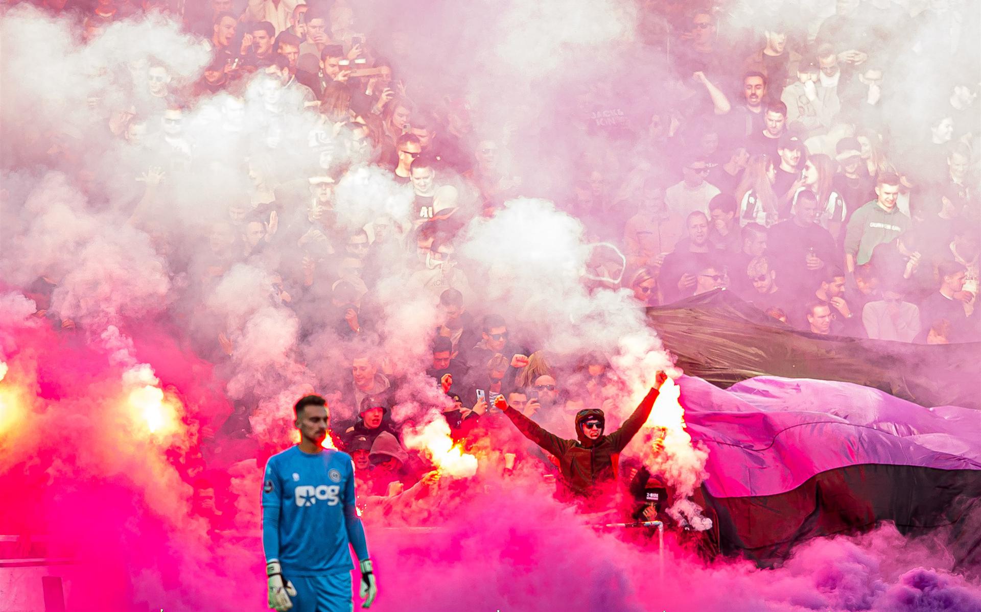 Supporters van FC Groningen steken vuurwerk af tijdens de wedstrijd tegen Fortuna, op 13 november.