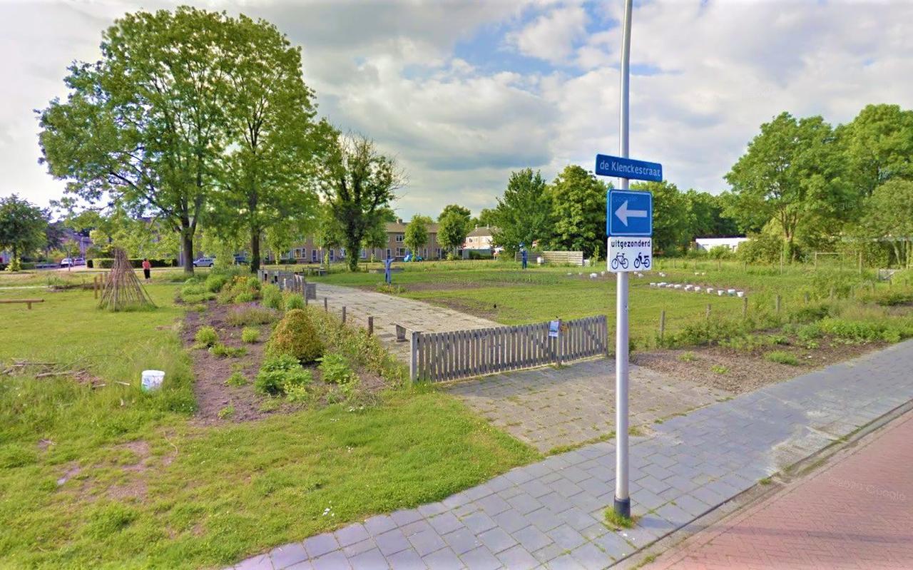 De speeltuin en moestuin aan de De Klenckestraat in Assen moeten wijken voor nieuwbouw. Foto: Google Street View