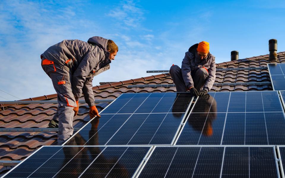 Aanleg zonnepanelen.