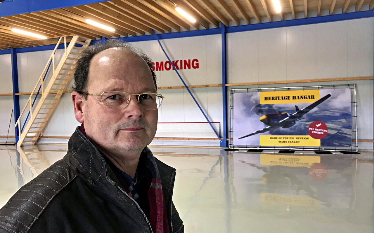 Tom van der Meulen in het vliegtuigmuseum Heritage Hangar op vliegveld Oostwold.
