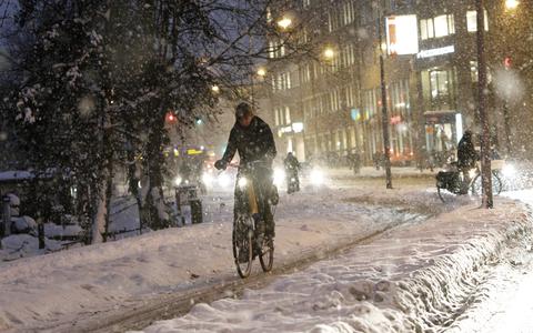 Een fietser baant zich kerstavond door de sneeuw in Groningen in 2009. Volgens meteorologen heeft het Noorden dit jaar de beste papieren voor een witte kerst.