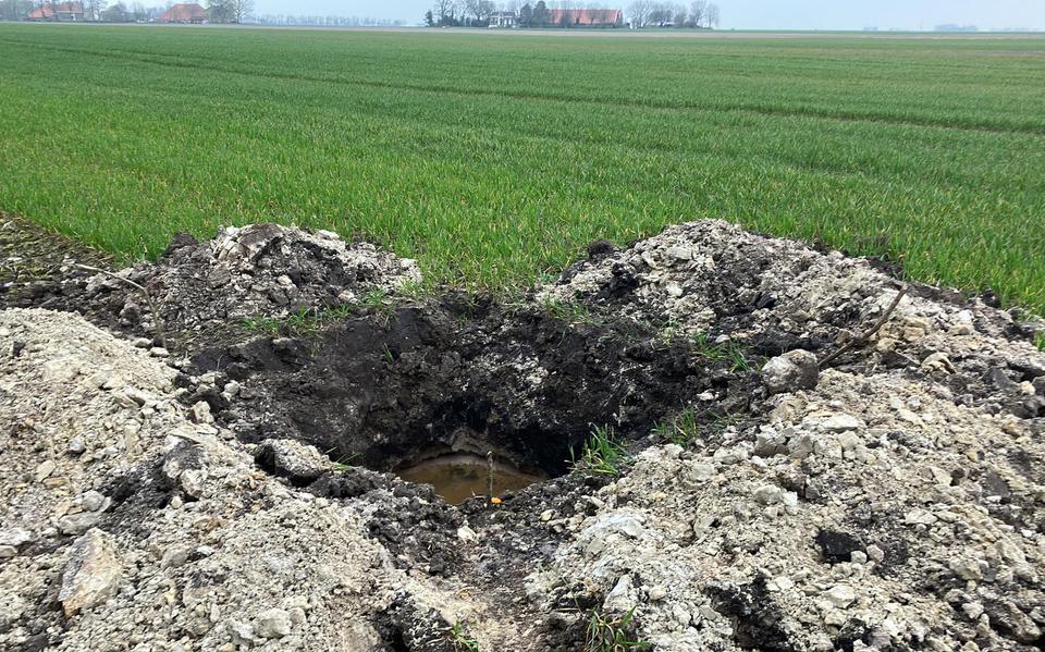 De met de hand gegraven kuil op het land van Van der Burg is zeker een meter diep.