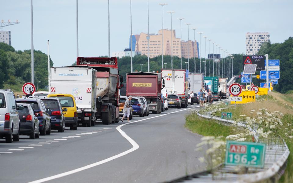 File op A28 tussen Assen en Groningen door ernstig ongeluk met auto en vrachtwagen.