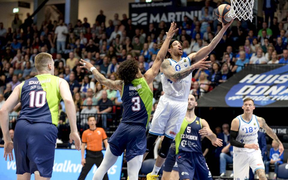 Donar-speler Steph Branch in duel met Leiden speler Deion Hammond.