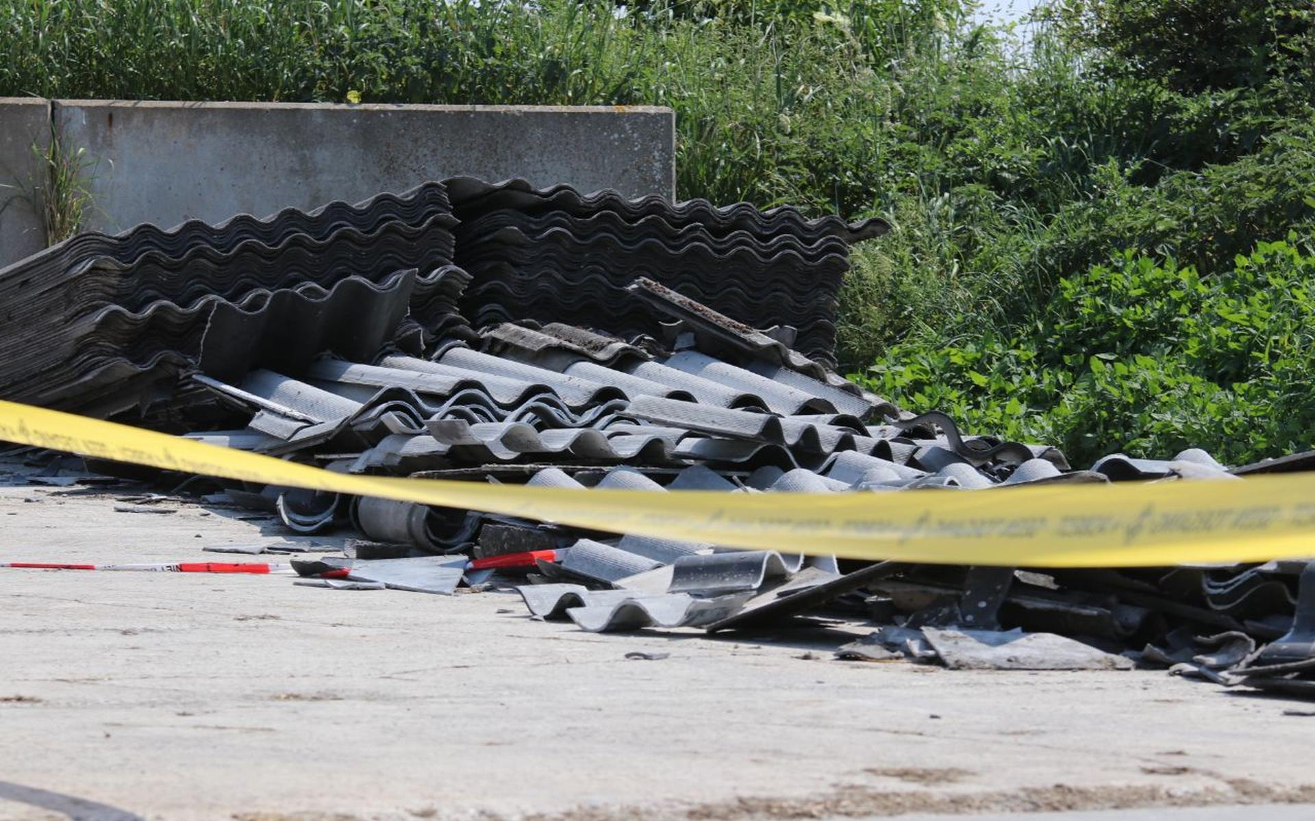 Asbesthoudend afval illegaal gedumpt bij Munnekezijl - Dagblad van het Noorden - Dagblad van het Noo