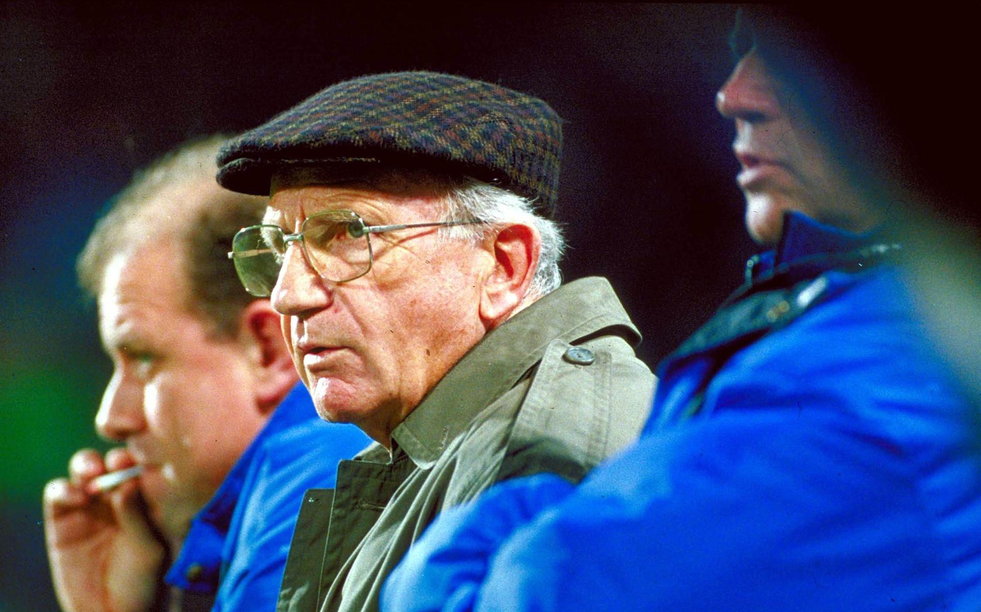 Kees Rijvers in 1994 als interim-trainer van PSV op de bank tijdens een wedstrijd tegen FC Groningen. 