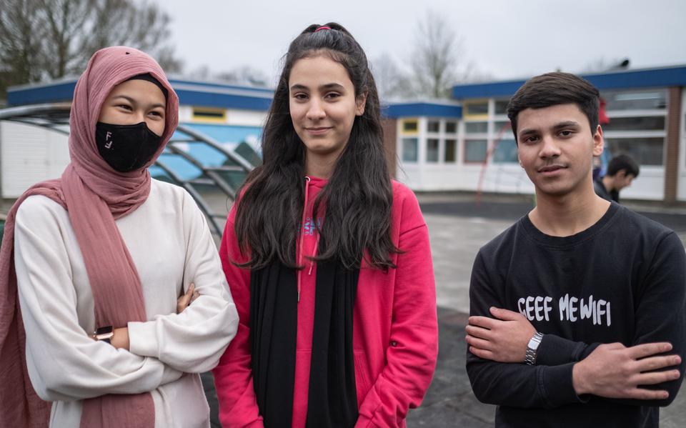 Hania, Farhat en Ali Mazhar zijn blij dat ze naar school gaan.
