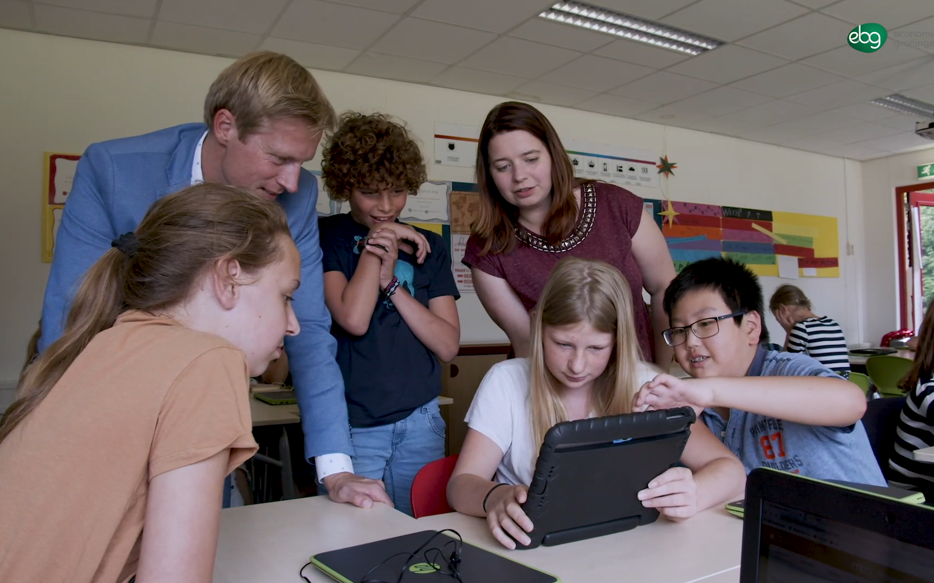Wethouder bij gemeente Midden-Groningen, Erik Drenth, gaat langs bij ICT-onderwijsproject in groep 8 van 
CBS De Parel in Muntendam