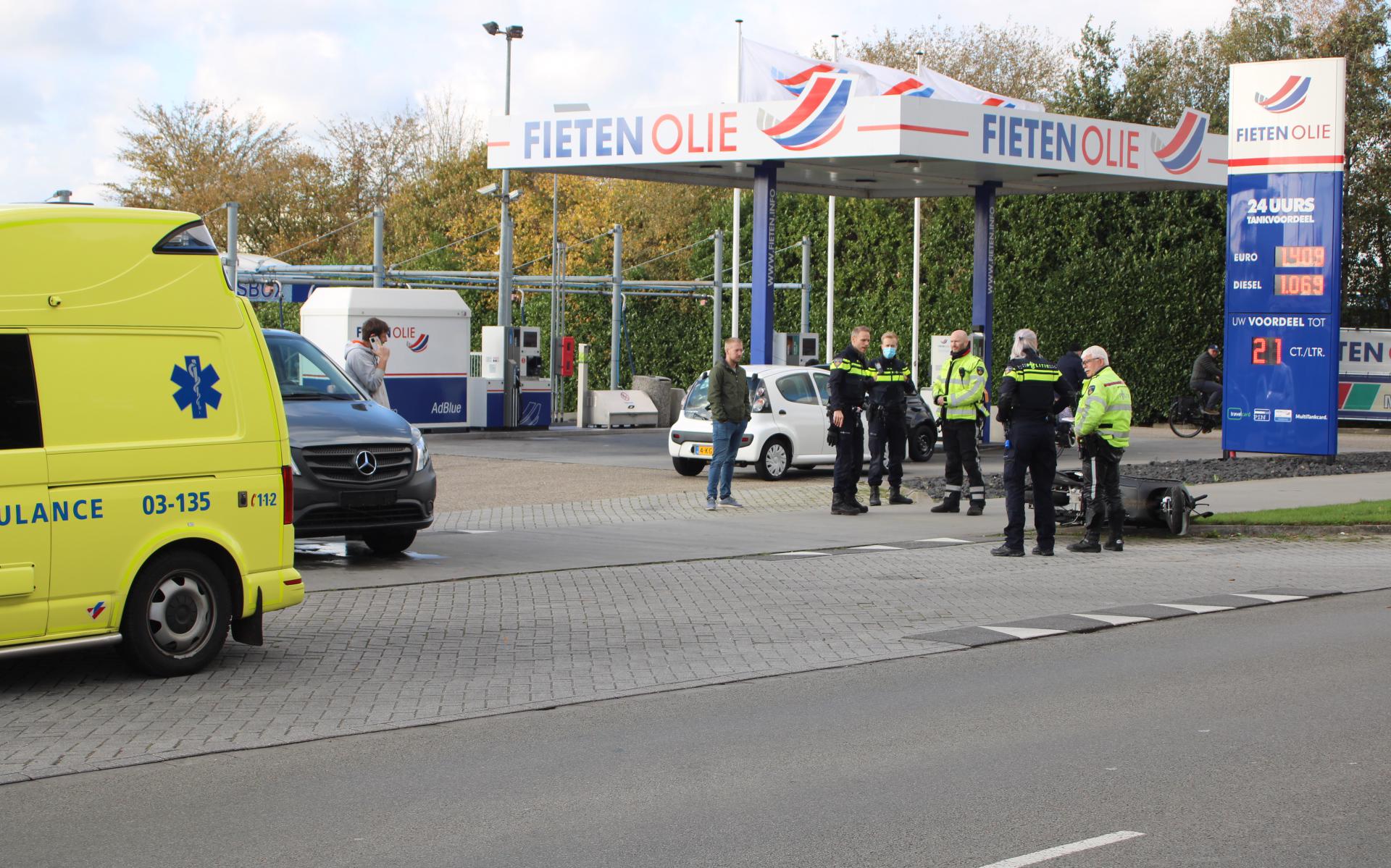 Scooterrijder Raakt Gewond Bij Botsing Met Busje In Emmen - Dagblad Van ...