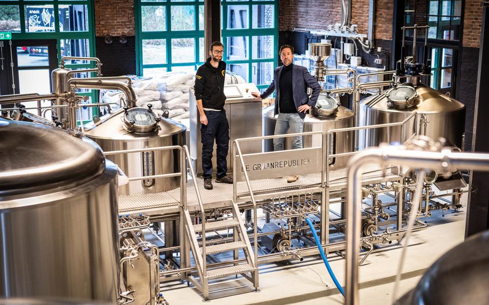 Brouwmeester Tom Hendriks (l) en directeur Niels Grootenboer (r) bij de brouwerij van De Graanrepubliek in Bad Nieuweschans. 