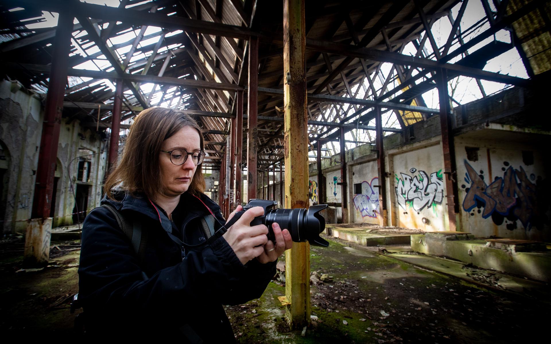 Urbex-fotograaf Marloes de Leeuw in de oude aardappelzetmeelfabriek in Ter Apel.                            