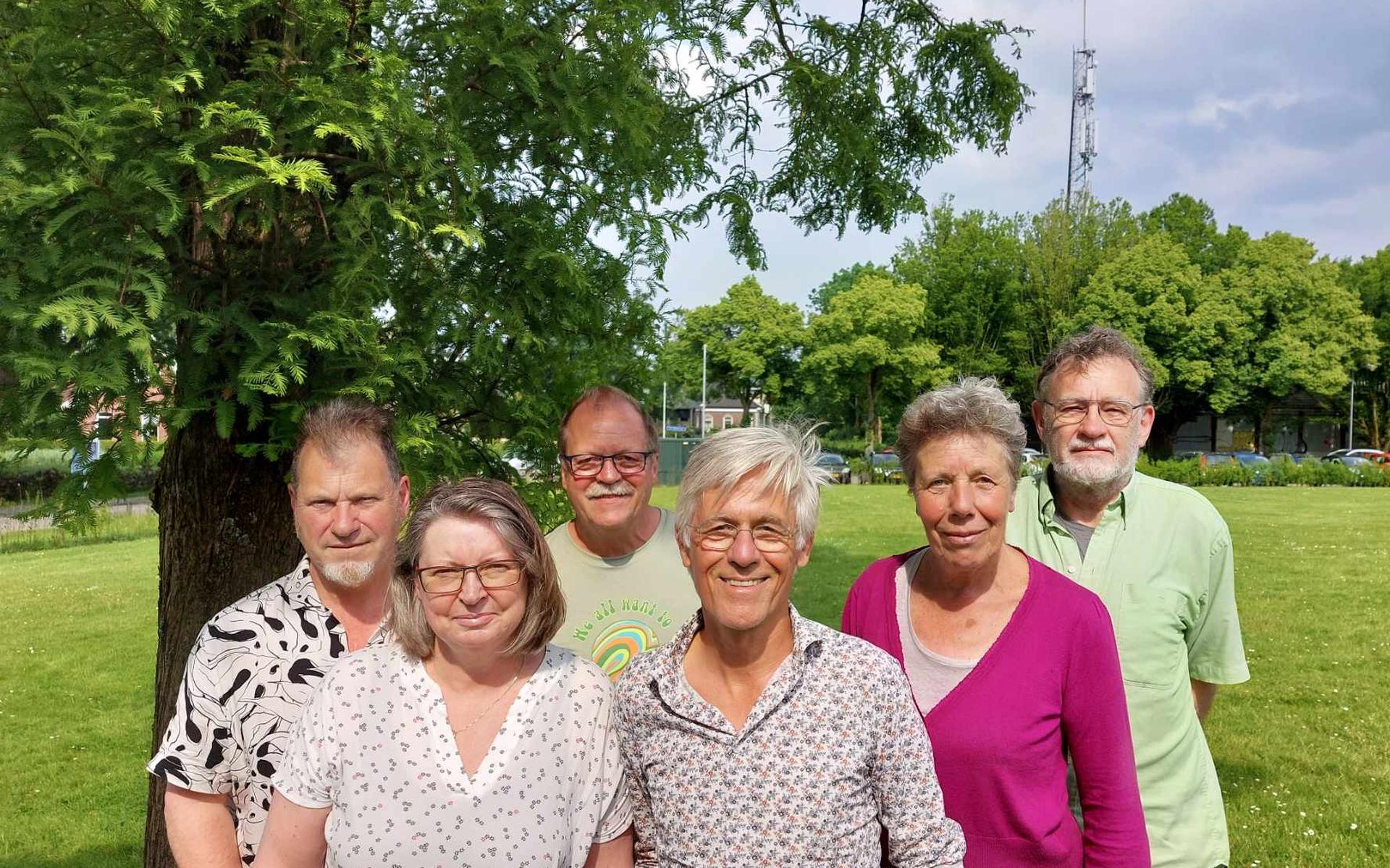 De leden van het platform, v.l.n.r.: Louis Stiller (uit Warffum), Ina de Vos (Lauwersoog), John Vaneman (Tinallinge), Douwe Staal (Winsum), Ida Bruijn (Winsum), Fred van Hessen (Winsum). Eigen foto