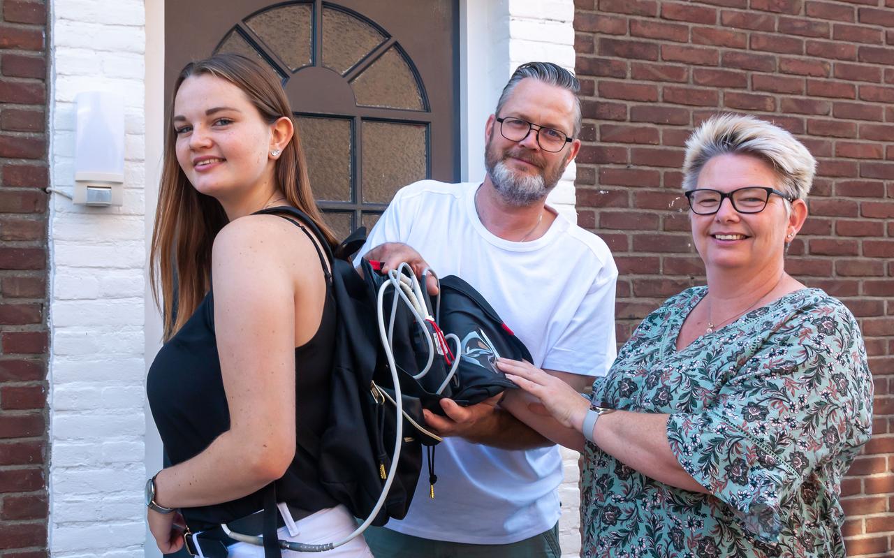Rianne Bijleveld en haar ouders. ,,Met deze rugzak loop ik dus dagelijks rond.’’ Rianne Bijleveld en haar ouders. ,,Met deze rugzak loop ik dus dagelijks rond.’’