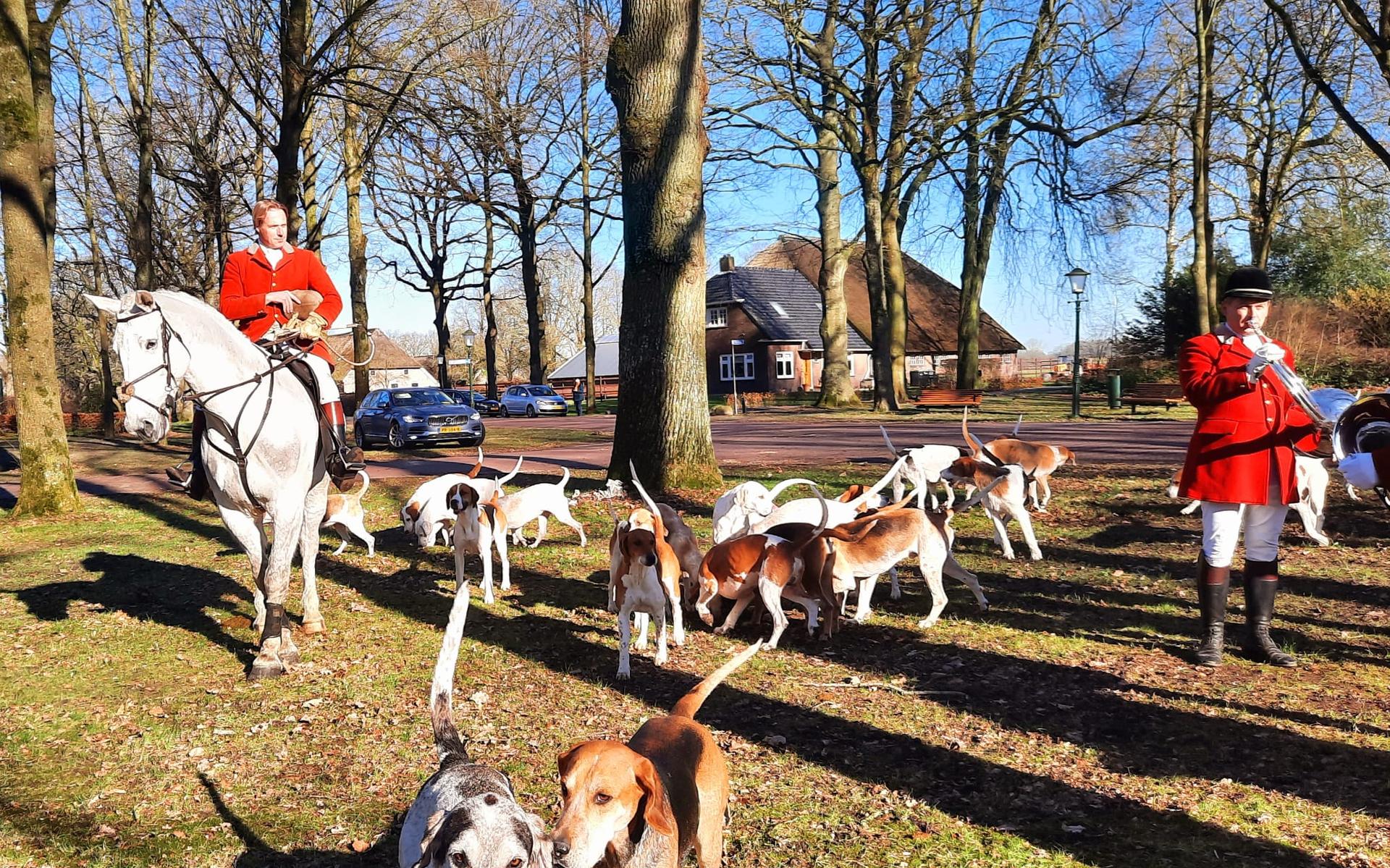 Terwijl de honden op de brink in Zweeloo blaffend hun ongeduld tonen, wachten ruiters op het aanblazen van de jacht. Daarna is het tijd om de ‘vos’ te zoeken.