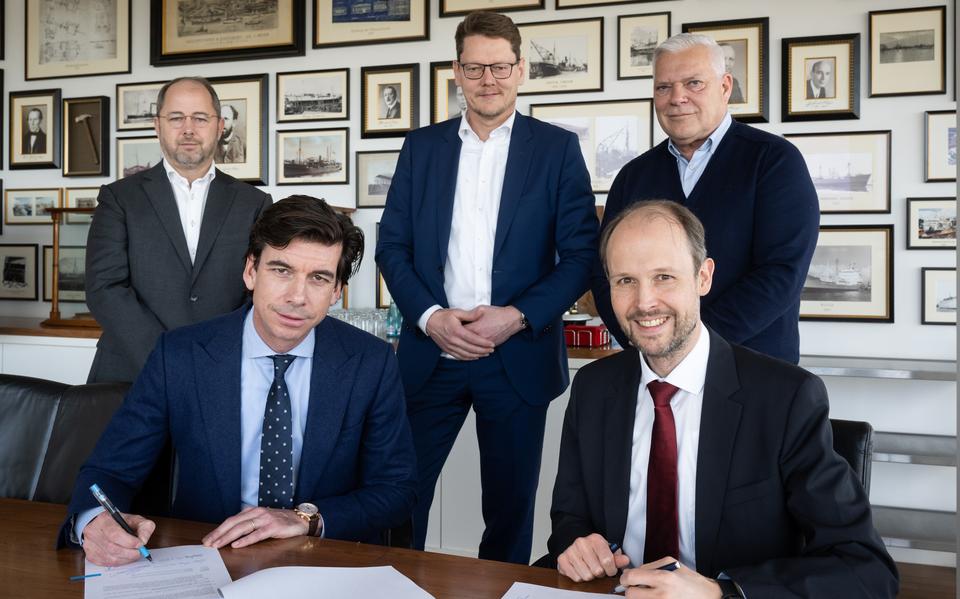 MEYER RE en Damen Shiprepair gaan samenwerken en ondertekenen daarvoor in papenburg een overeenkomst. Voor: v.l.n.r: Jeroen Heesters (Damen Shiprepair & Conversion) en Jan Meyer (Meyer Werft). Staand: v.l.n.r. Bas Loohuis (Damen), Alexander Höfling (Meyer RE) en Rogier van Laan (Damen).