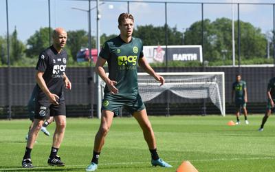Dennis van der Ree (links) op het trainingsveld van FC Groningen.