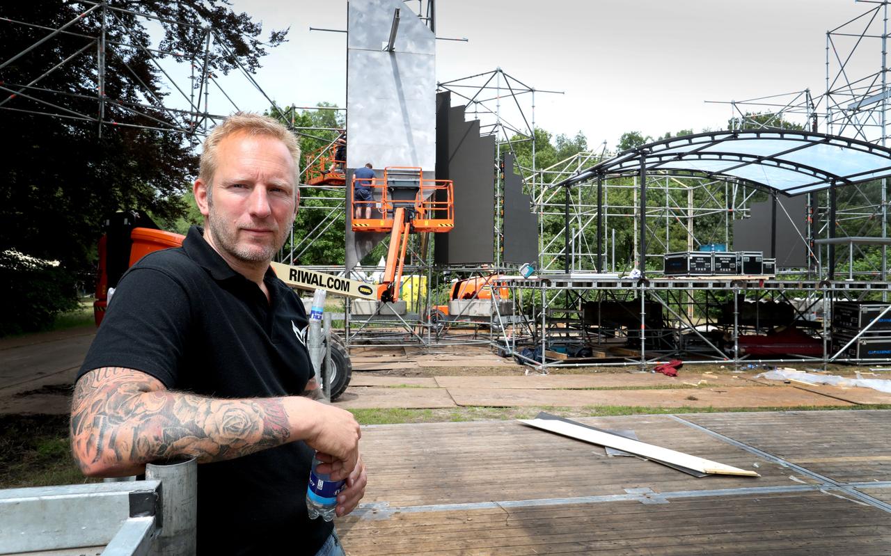 Jeroen van Broekhoven op het festivalterrein van Secret Forest, het moest worden afgebroken voordat er ook maar één bezoeker door de poort was. Stadskanaal staat massaal op om te helpen. Jeroen van Broekhoven op het festivalterrein van Secret Forest, het moest worden afgebroken voordat er ook maar één bezoeker door de poort was. Stadskanaal staat massaal op om te helpen.