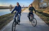 Assenaren Roel Braamskamp (links) en Erwin Kruit fietsen twee tot drie keer per week naar hun werk op het vliegveld in Eelde.