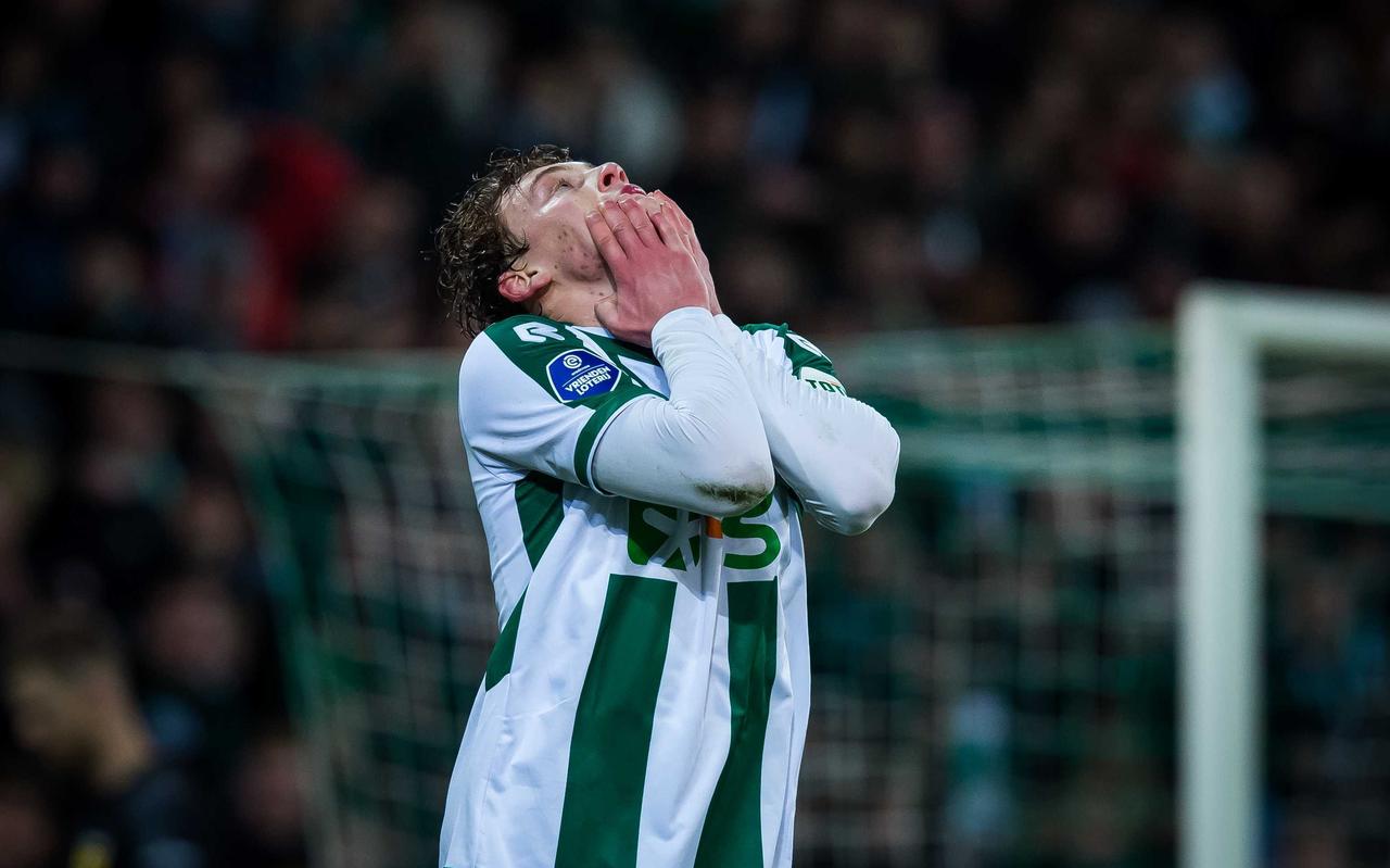 Vleugelverdediger Isak Määttä van FC Groningen baalt na een gemiste kans in de verloren wedstrijd tegen Cambuur. Vleugelverdediger Isak Määttä van FC Groningen baalt na een gemiste kans in de verloren wedstrijd tegen Cambuur.