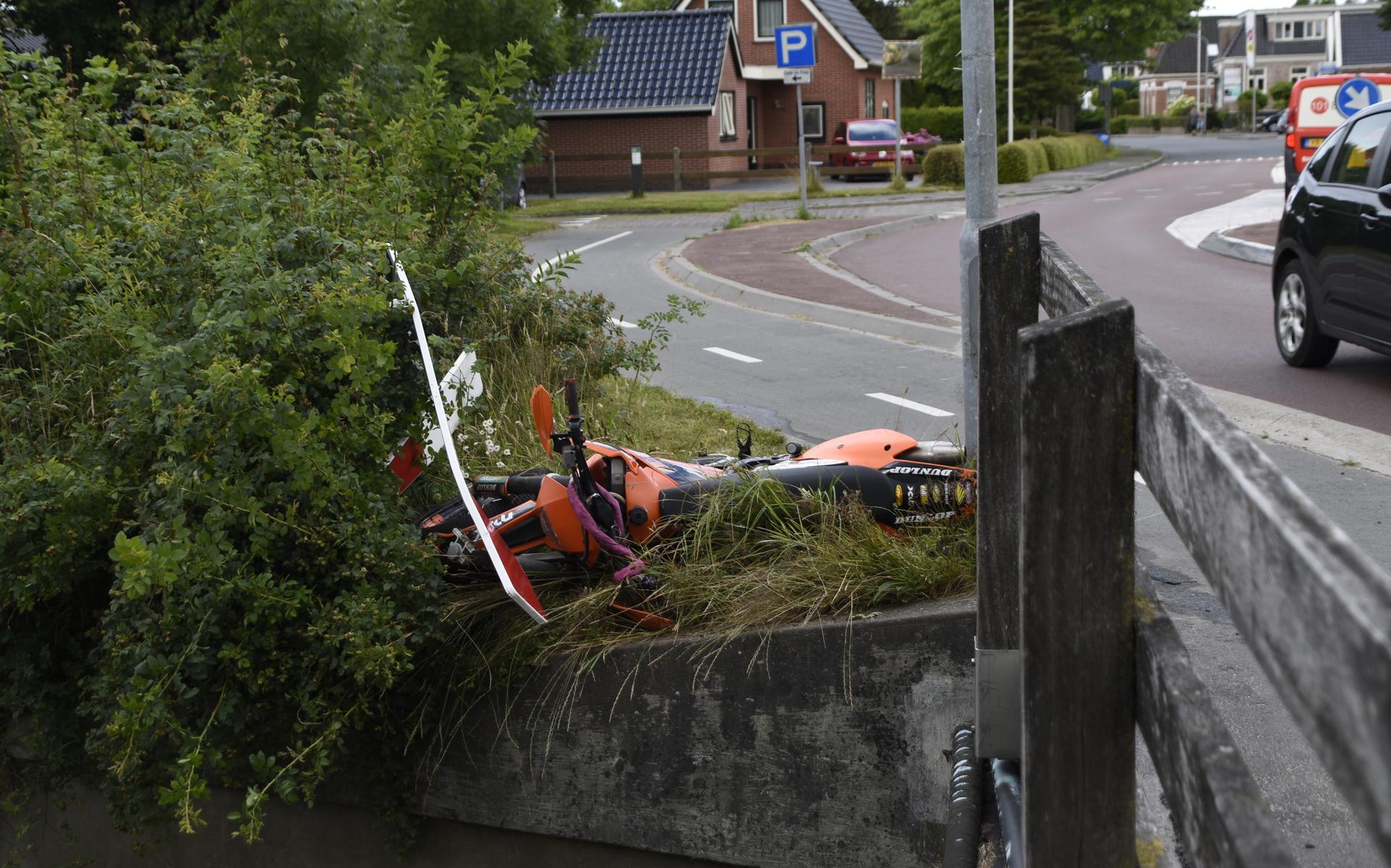 Motorrijder naar ziekenhuis na val in kanaal in Grootegast - Dagblad van het Noorden