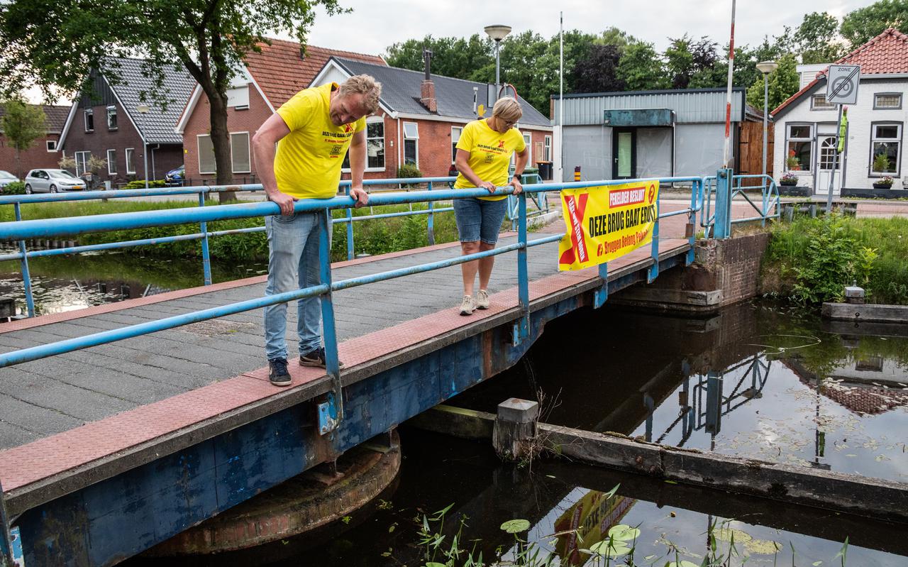 Twee Pekelders van actiegroep Bruggen Belang Pekela bekijken de Schooldraai. De brug in Boven Pekela is ernstig in verval omdat die onvoldoende is onderhouden. Het is de enige brug naar de Theo Thijssen school.