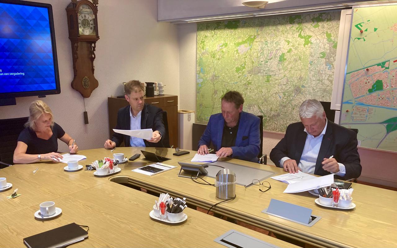 De intentieverklaring voor de bouw van een elektriciteitsstation op bedrijventerrein Riegmeer wordt getekend. V.l.n.r.: Annemiek Berends (Tennet), Han Slootweg (Enexis), Eddy Veenstra (Rendo) en wethouder Jan Zwiers van de gemeente Hoogeveen. 